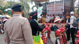 Keterangan: Bupati Tika, saat menyaksikan karnaval di Kecamatan Pegandon, Rabu 27/08/2025. (Roni/Jateng Memanggil)