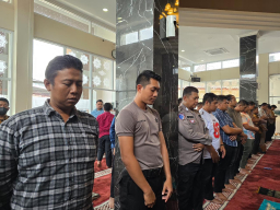 Keterangan: Jajaran Polres Kendal bersama masyarakat saat menggelar doa bersama, di Masjid Al Mu'min Polres Kendal, Jumat 29/08/2025. (Hms/Jateng Memanggil)