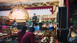 Keterangan: Kades Sukomulyo, Anton Susilo (kiri) bersama Bupati Tika (kanan) saat menyaksikan pagelaran wayang kulit dalam merti desa, di Desa Sukomulyo, Kaliwungu Selatan, Jumat 29/08/2025 malam. (Roni/Jateng Memanggil)