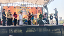 Keterangan: Bupati Kendal, Dyah Kartika Permanasari, saat memukul gong sebagai simbol dibukanya event Bodri Carnival dan Bodri Night Musik, di Lapangan Magersari, Jumat 05/09/2025 petang. (Roni/Jateng Memanggil)