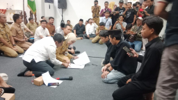 Keterangan: Bupati Tika bersama jajaran Forkopimda Kendal, saat menandatangani penerimaan berkas tuntutan dari BEM Kendal terhadap Pemkab Kendal, usai acara audensi BEM Kendal dengan Pemkab Kendal, di Ruang Abdi Praja, Senin 08/09/2025 petang. (Roni/Jaten