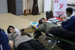 Keterangan: Polwan dan jajaran Polres Kendal saat mengikuti kegiatan donor darah, di Aula Polres Kendal, Senin 08/09/2025. (Hms/Jateng Memanggil)