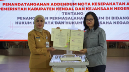 Keterangan: Bupati Tika (kiri) bersama Kepala Kejari Kendal, Lila (kanan) saat penandatangan MoUAddendum Nota Kesepakatan tentang Penanganan Permasalahan Hukum, di Pendopo Kendal, Senin 08/09/2025. (Hms/Jateng Memanggil)