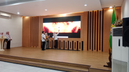 Keterangan: Bupati Tika, didampingi Kepala Diskominfo Kendal, Ardi, saat melaunching aplikasi Siap Kendal dan E- Magazine Berdikari, di Ruang Abdi Praja, Rabu 10)09/2025. (Roni/Jateng Memanggil)