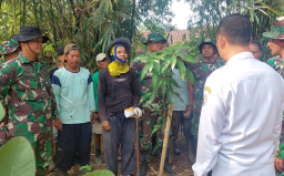 Keterangan: Danramil 03/Pegandon Kapten Cke Bambang Ruseno bersama warga Wonosari saat membersihkan sampah di sungai Wonosari, Jumat 12/09/2025. (Hms/Jateng Memanggil)
