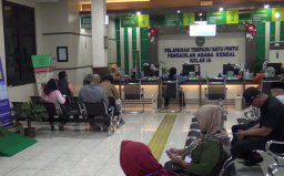Keterangan: Petugas PA Kendal, saat memberikan pelayanan kepada masyrakat, di ruang pelayanan PA Kendal, Jumat 12/09/2025. (Istimewa/Jateng Memanggil)