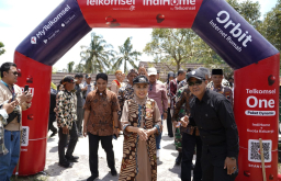 Keterangan: Bupati Kendal, Dyah Kartika Permanasari, saat membuka pagelaran Nyadran Gunung Sriwulan 2025, di Sriwulan Limbangan, Kendal, Minggu 14/09/2025. (Hms/Jateng Memanggil)