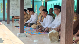 Keterangan: Bupati Tika bersama Paguyupan Kades Bahurekso, saat berziarah di makam Tumenggung Merto Wijoyo (Bupati Kendal ke-10) di Desa Sukolilan, Patebon, Senin 15/09/2025. (Roni/Jateng Memanggil)