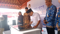 Keterangan: Menko Bidang Pemberdayaan Masyaraka, Cak Imin, saat menandatangani prasasti peresmian Kawasan Widuri Kendal, di Desa Wonosari, Pegandon Kendal, Rabu 17/09/2025. (Roni/Jateng Memanggil)