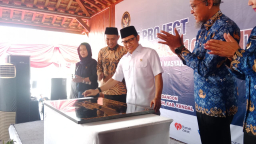 Keterangan: Menko PM, Cak Imin bersama Pembinan Kawasan Widuri Kendal, Muhammad Makmun (baju batik coklat) saat peresmian Kawasan Widuri, di Desa Wonosari, Pegandon, Rabu 17/09/2025. (Roni/Jateng Memanggil)