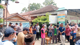 Keterangan: Sejumlah warga Desa Tunggulsari, saat menggelar aksi di depan Balai Desa Tunggulsari, Jumat 19/09/2025. (Roni/Jateng Memanggil)