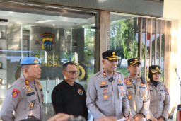 Keterangan: Kapolres Kendal, AKBP Hendry Susanto Sianipar didampingi anggotanya, saat konfrensi press, di Halaman Mapolres Kendal, Jumat 19/09/2025. (Hms/dok)