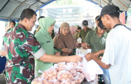 Keterangan: Dandim 0715/Kendal, Letkol Inf Bagus Setyawan saat meninjau pasar murah di Kendal, Selasa 23/09/2025. (Hms/Jateng Memanggil)