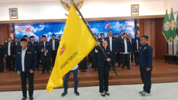 Keterangan: Ketua Karang Taruna Kendal terlantik periode 2025-2030, Nattaya, saat menerima bendera pataka usai dikukuhkan sebagai Ketua Karang Taruna Kendal, di Pendopo Kendal, Rabu 24/09/2025. (Roni/Jateng Memanggil)