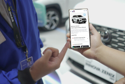 Keteragan: Pengunjung GIIAS Semarang, saat mendapatkan kemudahan dan kecepatan persetujuan kredit melalui fitur Instant Approval yang memungkinkan pengajuan pembiayaan mobil hanya dalam waktu 30 menit. (dok).
