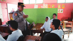 Keterangan: Kasubbagdalporgar Bagren Kendal Iptu Efendi Yulianto, saat memberikan bimbingan kepada siswa SLB Swadaya ABC Karangtengah, Kaliwungu, Kendal. (dok)