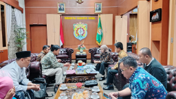 Keterangan: Koordinator Komunitas PETAK BODRI, Arif Fajar Hidayat bersama warga, saat melakukan audiensi dengan Bupati Kendal, Dyah Kartika Permatasari, di Kantor Bupati Kendal. (dok)