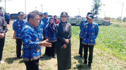 Keterangan: Plt Lurah Langenharjo, sekaligus Korlap normalisasi sungai Kalibuntu, Jupri (kiri depan) bersama Bupati Tika, saat pembersihan aceng gondok di sungai Kalibuntu, Rabu 01/10/2025. (Roni/Jateng Memanggil)