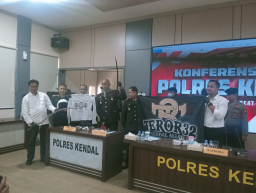 Keterangan: Kapolres Kendal, AKBP Hendri Susanto Sianipar, saat memperlihatkan BB yang berhasil diamankan, saat komfremsi press di Aula Mapolres Kendal, Rabu 01/10/2025. (Jateng Memanggil)