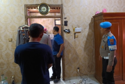 Keterangan: Propam Polres Kendal saat menggrebek anggota Polres Kendal yang diduga mrlanggar kode etik. (Hms/Jateng Memanggil)