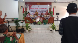 Keterangan: Bupati Tika, saat mensosialisasikan DBHCT kepada para petani tembakau dan buruh pabrik tembakau, di Aula Kecamatan Pegandon, Kendal, Jumat 10/10/2025. (Roni/Jateng Memanggil)
