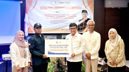 Keterangan: Amggota DPR RK, Muh Haris (ketiga dari kanan) saat sosialisasi infrastruktur hijau, di Hotel Sae Inn Kendal. (Hms/dok)