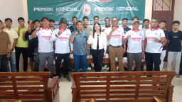 Keterangan: Menejer Persik, Rusmono Rudi Nuryawan, bersama pemain Persik, saat acara negosiasi kontrak kerja, di kantor Persik, di Stadion Kebondalem Kendal, Sabtu 11/10/2025. (Roni/Jateng Memanggil)