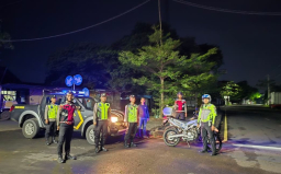 Keterangan: Tim gabungan dari Polsek Kota, Polsek Patebon, dan Polsek Pegandon patroli di Jl. Soekarno Hatta. Sabtu 18/10/2025 dini hari. (Hms/Jateng Memanggil).
