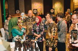 Keterangan: Bupati Kendal, Dyah Kartika Permanasari (kerudung merah) saat meninjau pameran UMKM di acara KEK Kendal and Central Java Future Forum 2025, di KEK Kendal, Sabtu 18/10/2025. (Istimewa/Jateng Memanggil).