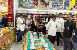 Keterangan: Kepala Pusat Data dan Informasi Bapanas RI, Kelik Budiana saat melakukan sidak di salah satu toko beras di Kendal, Rabu 22/10/2025. (Istimewa/Jateng Memanggil)