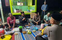 Keterangan: Kapolres Kendal AKBP Hendry Susanto Sianipar (jas hitam) saat memberikan himbauan kepada masyarakat, di Kelurahan Karangsari, Jumat 25/10/2025 malam.