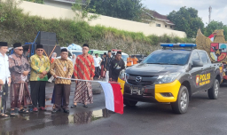 Keterangan: Kepala Kantor Kementerian Agama Kota Semarang, Bapak H. Muhtasit (baju batik kuning keemasan) saat melepas karnaval peringatan Hari Santri Nasional 2025, di Semarang. Sabtu 25/10/2025. (Ist/Jateng Memanggil).