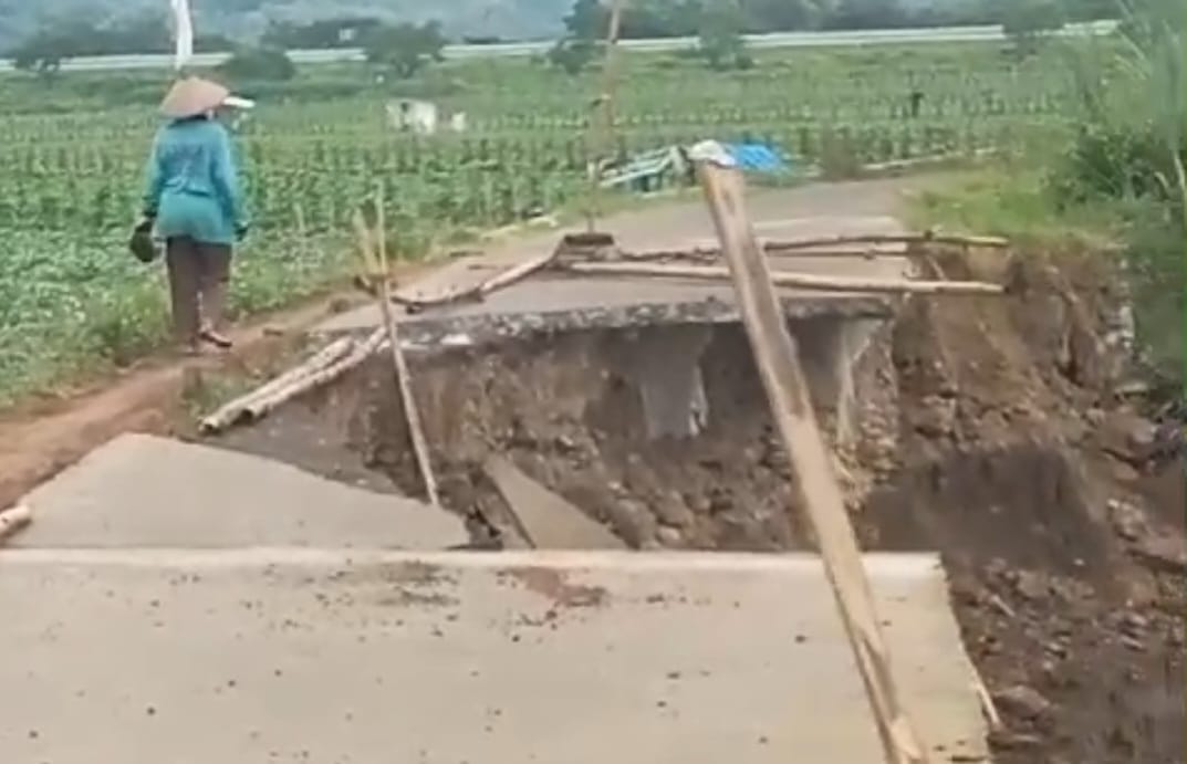 Jalan Rapat Beton di Kertomulyo Brangsong Ambrol, Ini Penyebabnya!