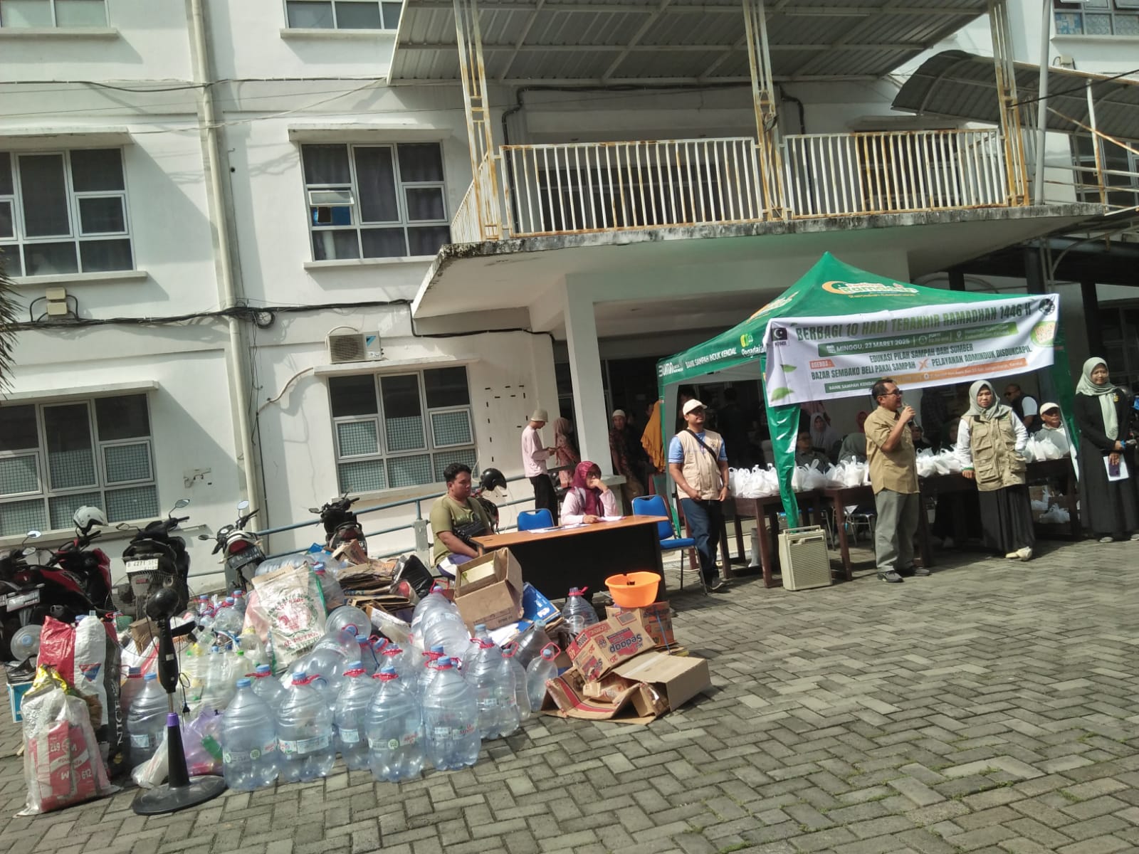 KAHMI - Forhati Kendal Gelar Bakti Sosial Tukar Sampah Dengan Sembako