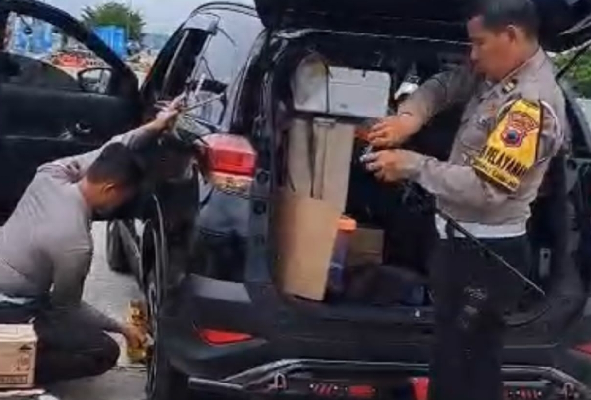 Pemudik Alami Pecah Ban di Rest Area 391 A, Tim Patroli Polres Kendal Garcep Beri Pertolongan