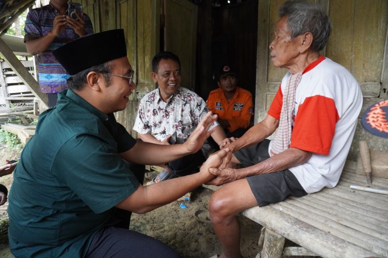 Bupati Sragen Kunjungi Rumah Warga yang Hampir Roboh