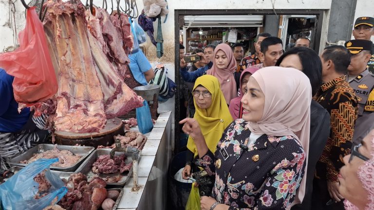 Bupati Kendal Lakukan Operasi Pasar Jelang Lebaran
