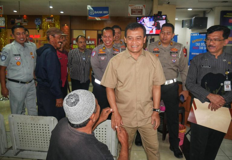 Gubernur Jateng Tinjau Lokasi Pembayaran Pajak di Samsat Kota Semarang