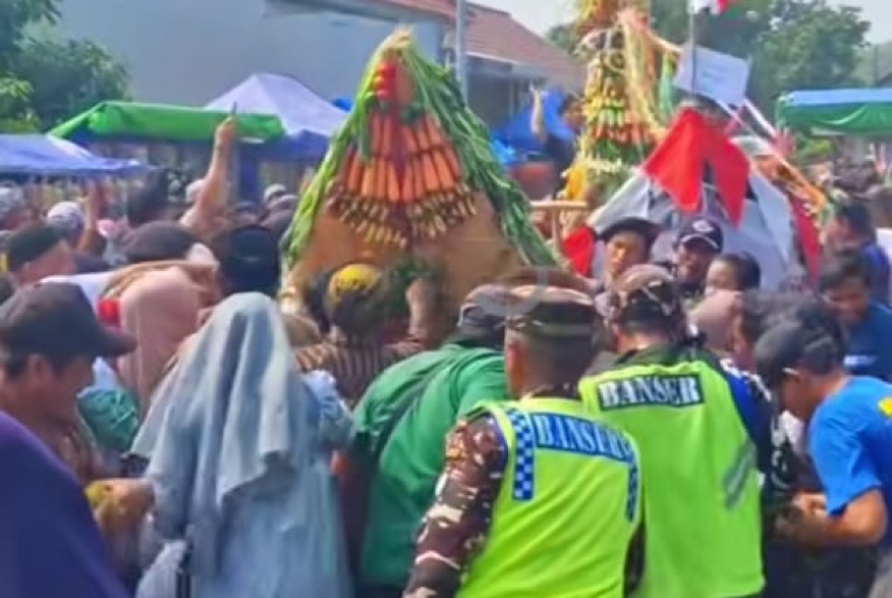 Kirab Budaya Desa Pekuncen, Ratusan Warga Berebut Gunungan Hasil Bumi, Cari Keberkahan