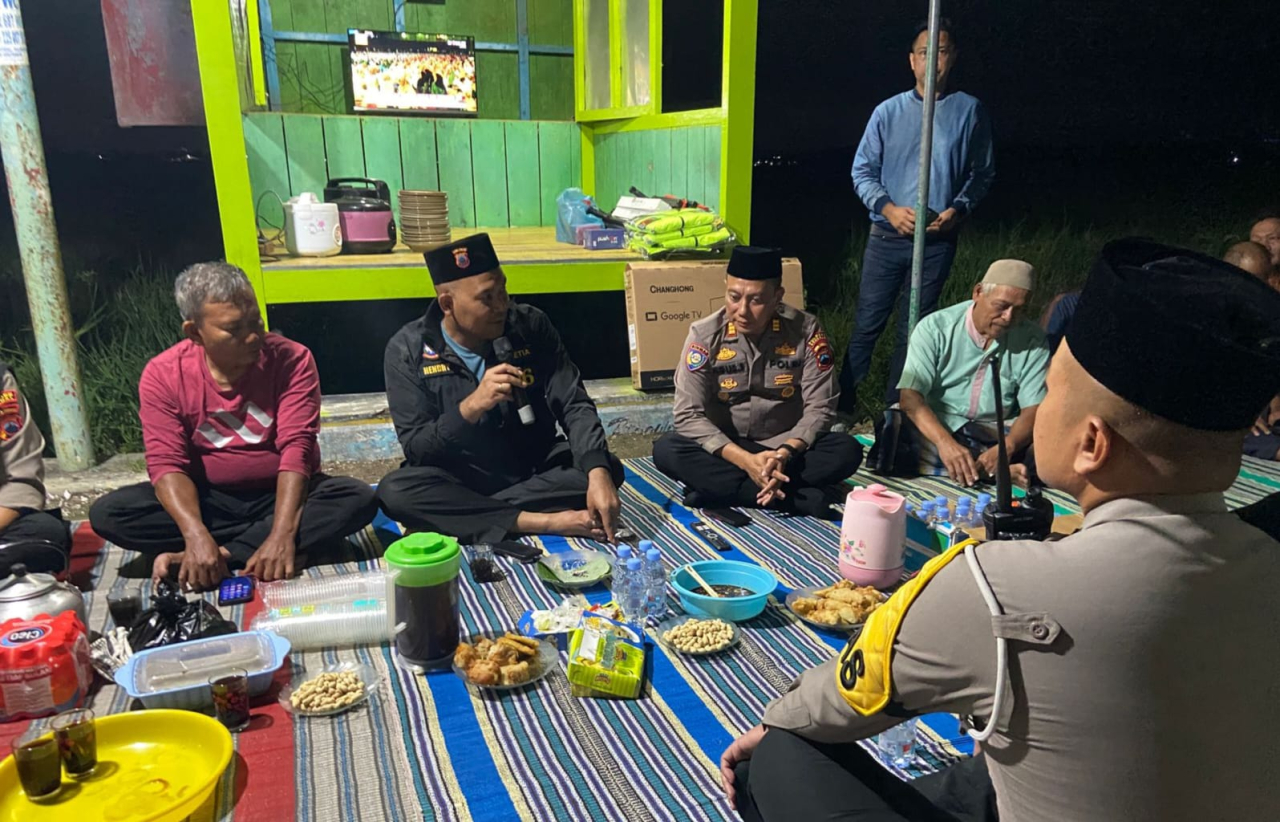 Keterangan: Kapolres Kendal AKBP Hendry Susanto Sianipar (jas hitam) saat memberikan himbauan kepada masyarakat, di Kelurahan Karangsari, Jumat 25/10/2025 malam.