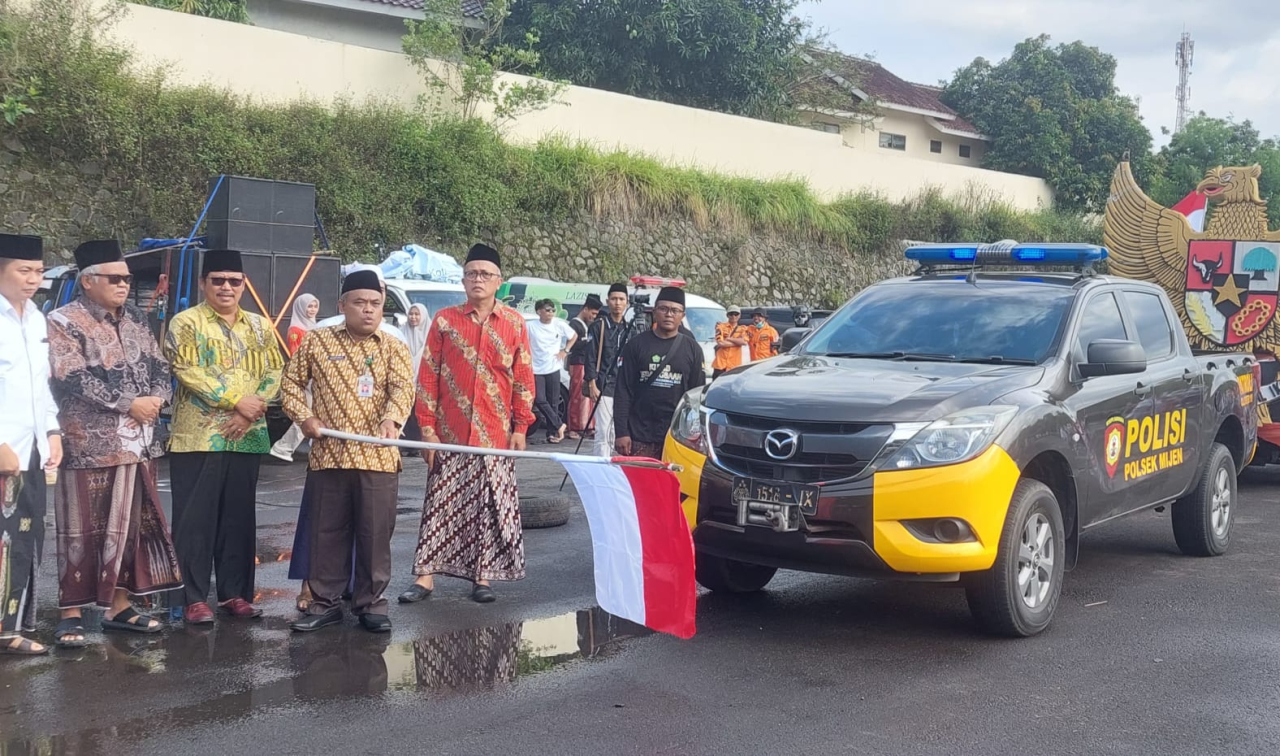 Keterangan: Kepala Kantor Kementerian Agama Kota Semarang, Bapak H. Muhtasit (baju batik kuning keemasan) saat melepas karnaval peringatan Hari Santri Nasional 2025, di Semarang. Sabtu 25/10/2025. (Ist/Jateng Memanggil).