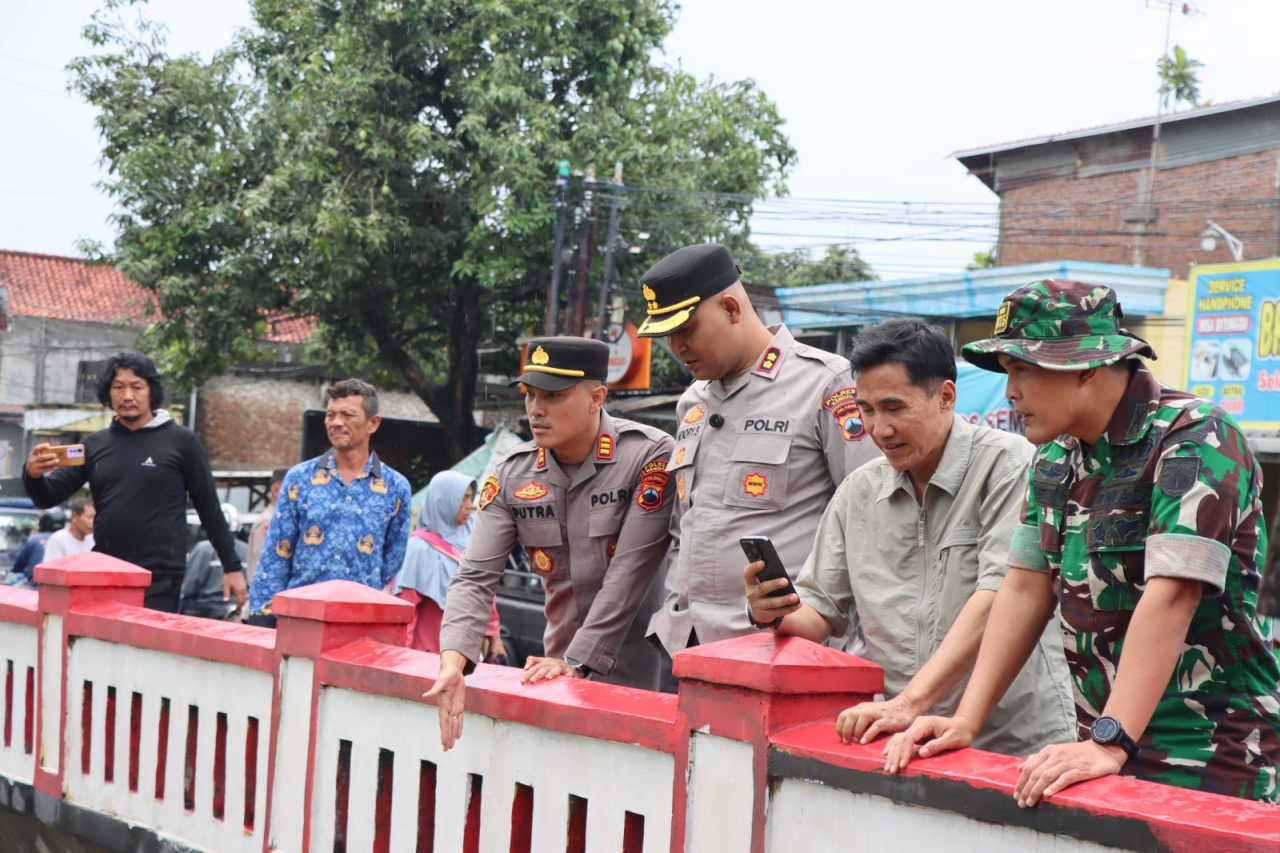Keterangan: Wakil Bupati Kendal, Benny Karnadi (kedua dari kanan) saat meninjau sumgai yang ada di depan pasar Gladak, pasca banjir, Selasa 28/10/2025. (Hms/Jateng Memanggil)