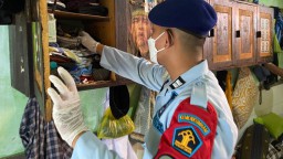 Petugas ketika melakukan razia atau penggeledahan kamar narapidana. (Memanggil.co/Ist)