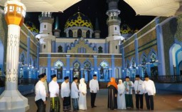 Gubernur Jawa Timur Khofifah Indar Parawansa usai menyempatkan Salat Tarawih di Masjid Agung Tuban. (Jatim Memanggil/Ist)