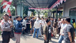 Massa alumni PMII Tuban ketika berada di Mapolres Tuban. (Jatim Memanggil/Ist)