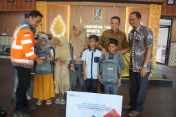 Penyerahan Paket Sembako dan Santunan Yatim SIG