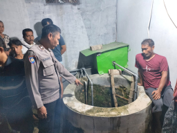 Pria Tuban masuk ke dalam sumur gegara asmara di lokasi kejadian. (Foto: Abdul Rohman/Jatim Memanggil)