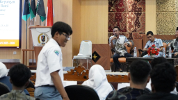 M. Abdul Rohman, salah satu narasumber ketika memaparkan materi tentang industrialisasi dihadapan peserta. (Foto: Dok. Pribadi/Jatim Memanggil)