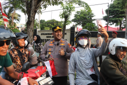 Kapolres Tuban, AKBP William Cornelis Tanasale memimpin pembagian Bendera Merah Putih  kepada pengguna jalan (istimewa)