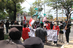 Aksi Damai HMI dan GMNI di depan Gedung DPRD Tuban